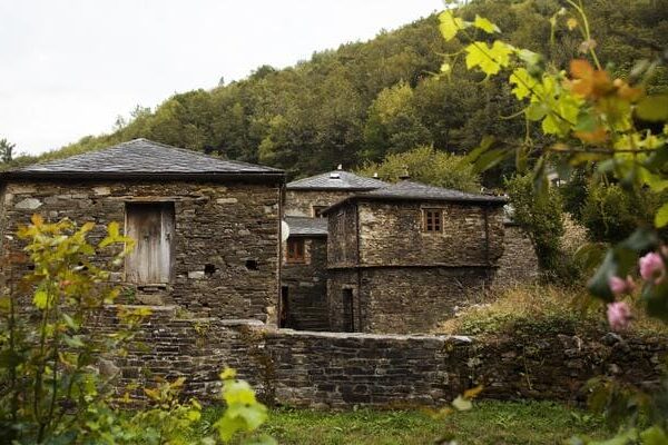 Fraflyttede landsbyer selges til spottpriser